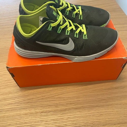 Nike athletic shoes used, size 38, black and yellow