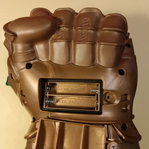 Marvel Avengers Infinity Gauntlet by Hasbro like new with audio and light