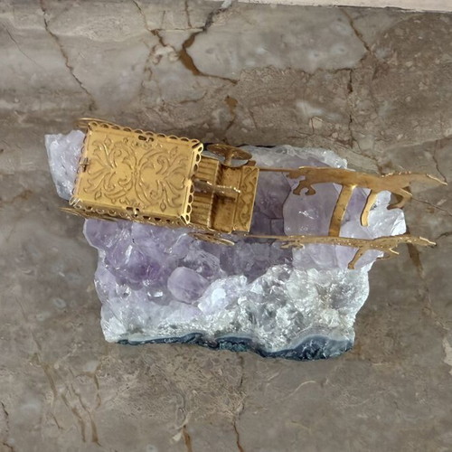 Vintage decoration with natural amethyst and horse carriage