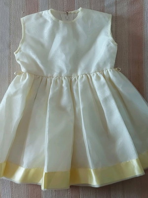 Girls' dress used, size 98 cm, soft yellow