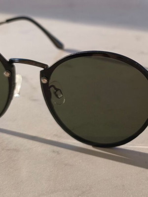 Sunglasses with round lenses like new, black and gray
