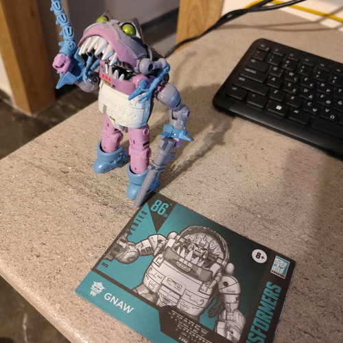 Gnaw Transformers Studio Series 8606 like new with instruction booklet