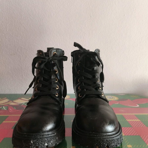 Black girls' boots size 28 with silver stars like new