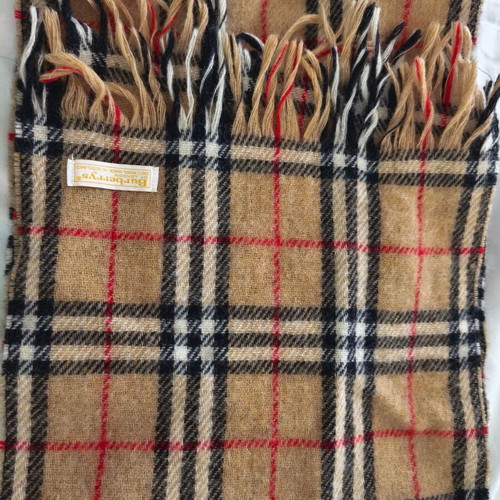 Burberrys scarf like new, beige