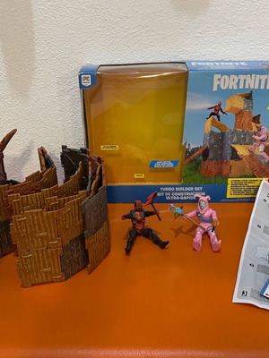Fortnite Turbo Builder Set like new, two action figures Rabbit Raider and Vertex