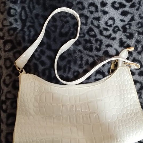 White croco-textured shoulder bag like new