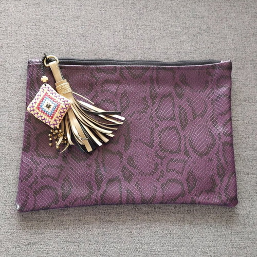 Handmade bag in purple leatherette new with zipper and decorative tassel
