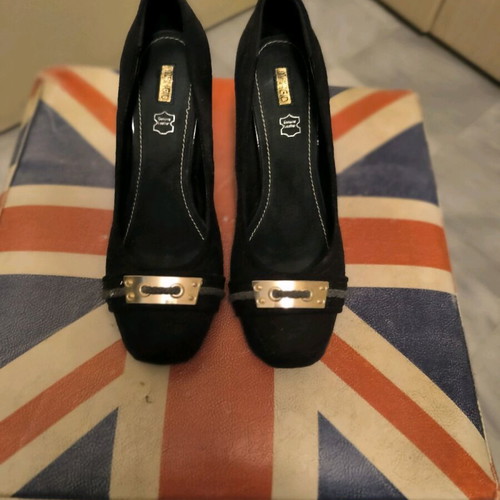 Black leather pumps size 39 like new with 9 cm heel