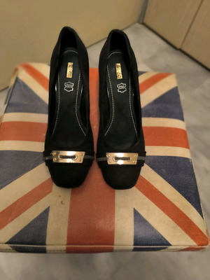 Black leather pumps size 39 like new with 9 cm heel
