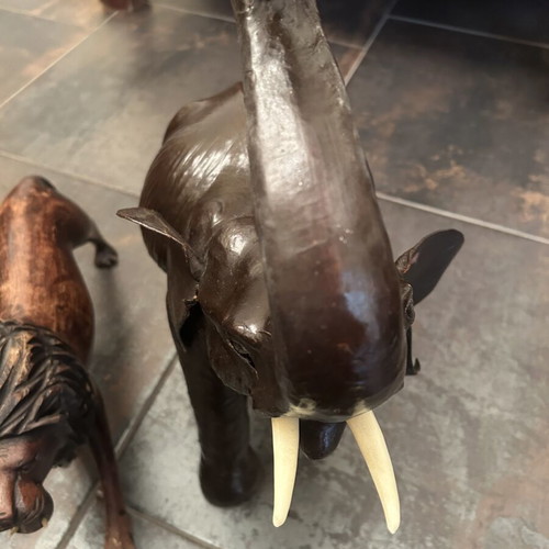 Wooden animal statues new, set
