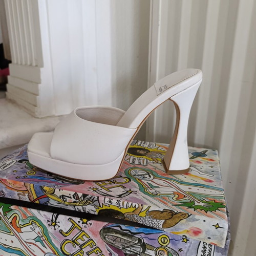 Jeffrey Campbell white platform sandals size 40 new