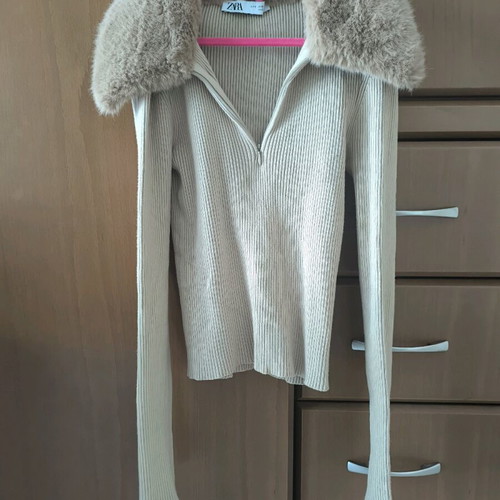 Zara beige sweater with fur and zipper, size S, like new