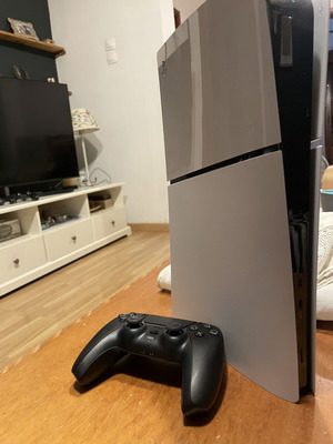 PlayStation 5 Slim Edition 512GB console like new with controller and box