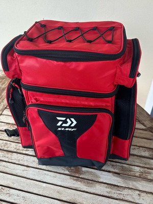 Daiwa Backpack 50L surfcasting, like new, black and red