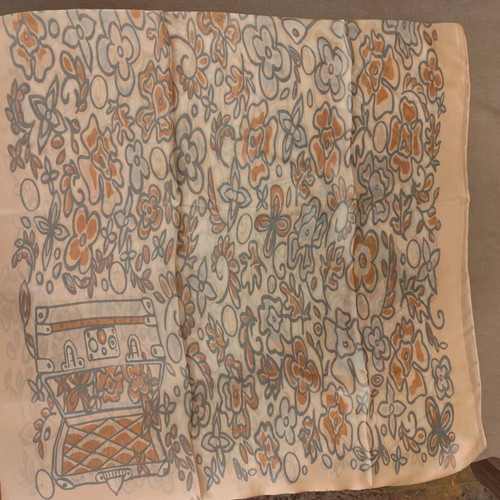 Silk scarf 100% new with floral print and treasure box motif 90x180cm