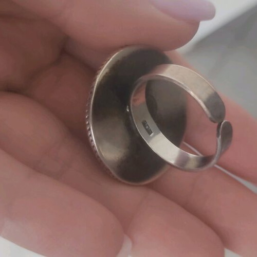 Silver round ring with green stone used, adjustable