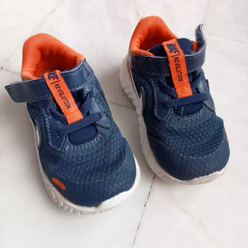 Αθλητικά παπούτσια Nike Revolution νούμερο 23.5 σαν καινούργια μπλε πορτοκαλί