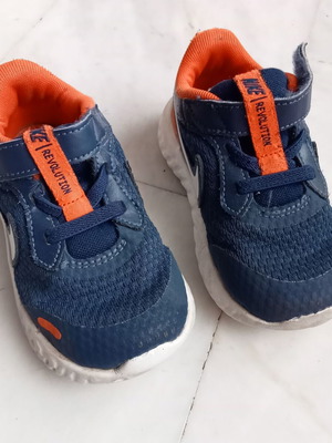 Αθλητικά παπούτσια Nike Revolution νούμερο 23.5 σαν καινούργια μπλε πορτοκαλί
