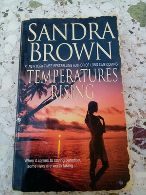 Βιβλίο Temperatures Rising της Sandra Brown μεταχειρισμένο, αγγλικό τσέπης
