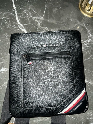Tommy Hilfiger leather shoulder bag like new, black