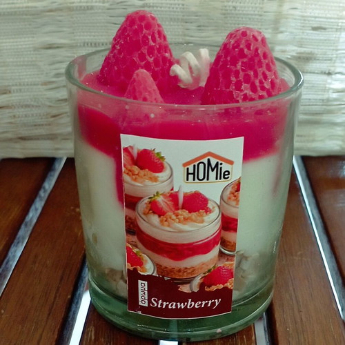 Strawberry dessert scented jar candle 180g