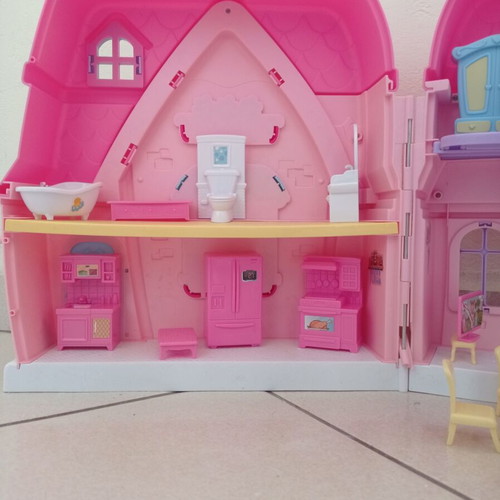 Dollhouse like new with furniture, portable suitcase design