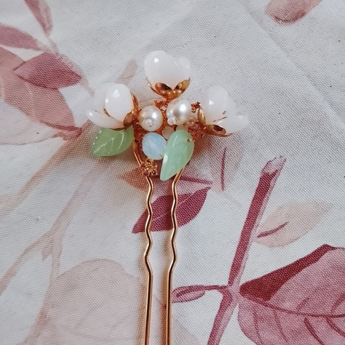 Handmade metal hairpin with white flowers and pearls
