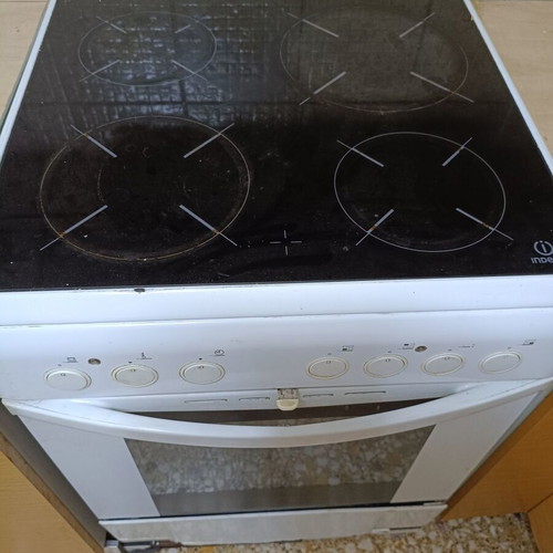 Indesit oven like new with trays and grill