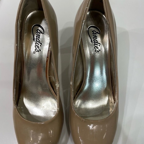 Candie’s beige patent leather pumps used, size 39