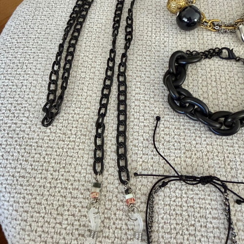 Jewelry set like new, 4 bracelets, 1 necklace, 1 glasses chain black and silver