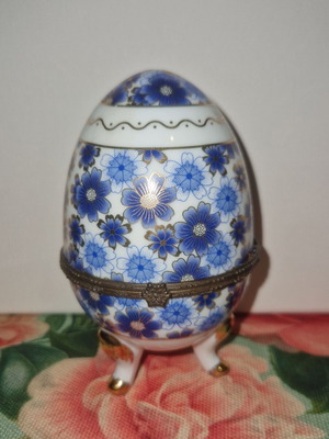 Limoge porcelain decorative egg like new