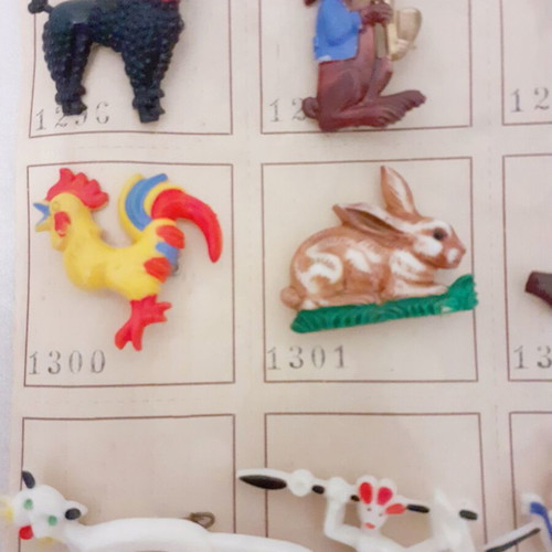 Vintage children's pins from the 1960s like new, multicolored