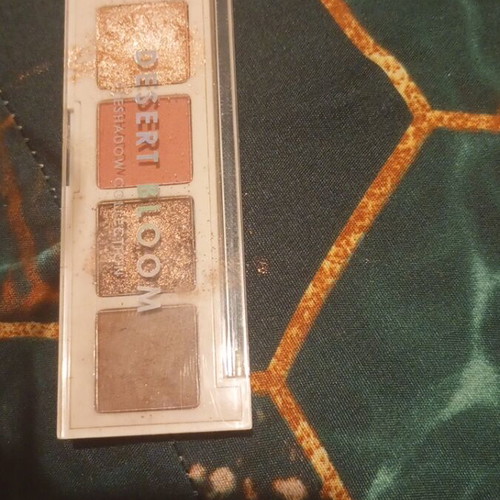 MUA eyeshadow palette Mono box like new