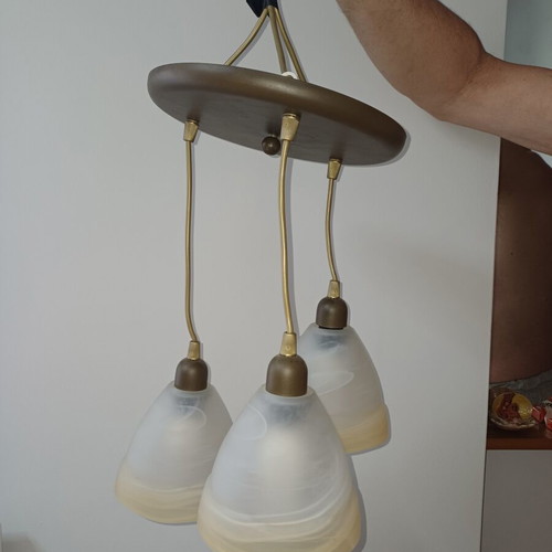 Τρίφωτο φωτιστικό οροφής σαν καινούργιο, μεταλλική βάση μπρονζέ, γυάλινα καπέλα