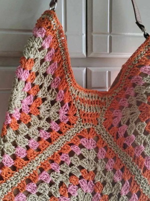 Knitted straw shoulder bag new, pink-coral