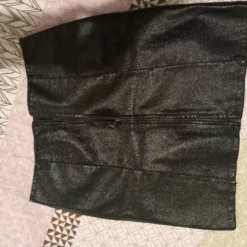 Owtwo vinyl skirt like new, one size, black with zipper