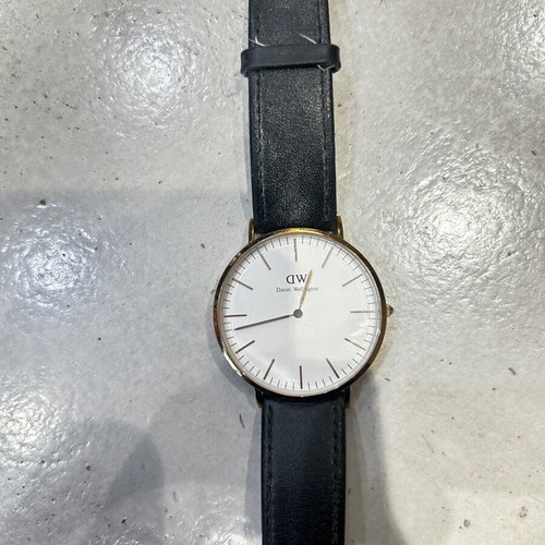 Daniel Wellington wristwatch unisex used, gold color