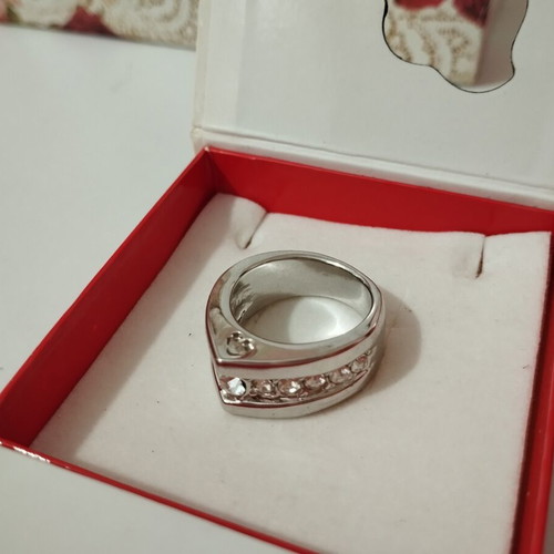 Chunky silver ring with rhinestones and heart design like new