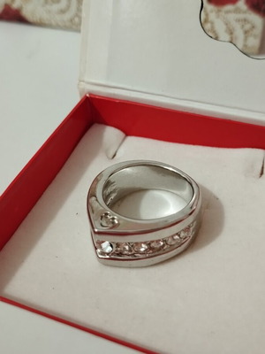 Chunky silver ring with rhinestones and heart design like new