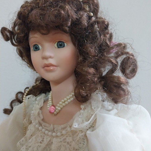 Vintage collectible porcelain doll princess like new