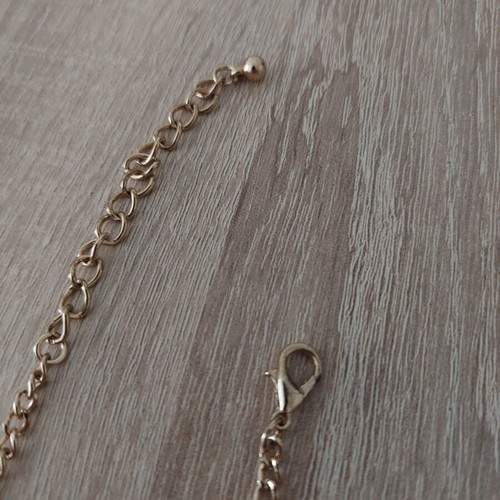 Women's Necklace with Pearls like new, gold tone