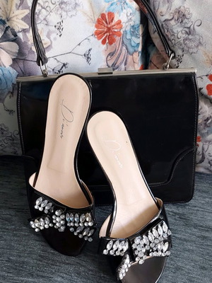 Γυναικεία σανδάλια τύπου παντόφλες Di'nuovo N39 σαν καινούργια με λαμπερούς λίθους