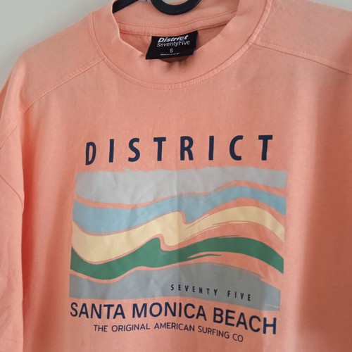 District T Shirt Small like new, multicolor