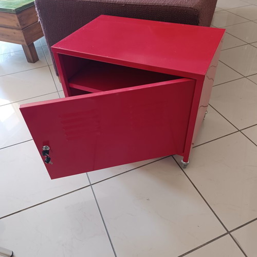 Metal cabinet with 2 compartments on wheels, like new