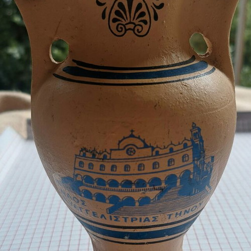Κεραμικό διακοσμητικό αγγείο τύπου αμφορέα με Ναό Ευαγγελίστριας, σαν καινούργιο