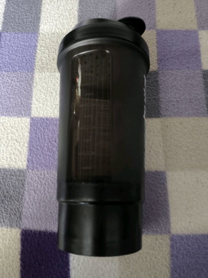 Shaker πρωτεϊνης με χώρο αποθήκευσης.