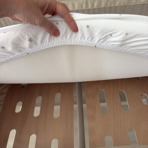 SnüzPod 5 bedside crib with mattress and blankets like new, mocha