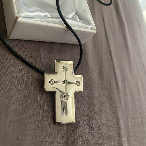 Cross pendant like new