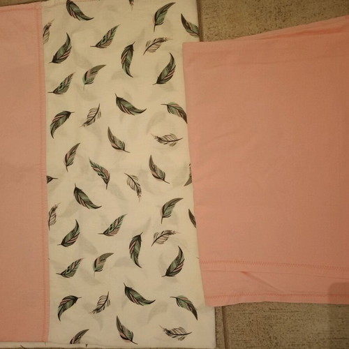 Crib sheets like new, pink and white with feathers