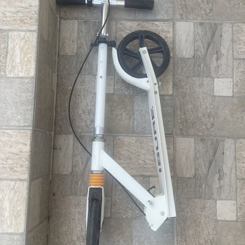 Isure Scooter used, aluminum and nylon, foldable with adjustable handlebar